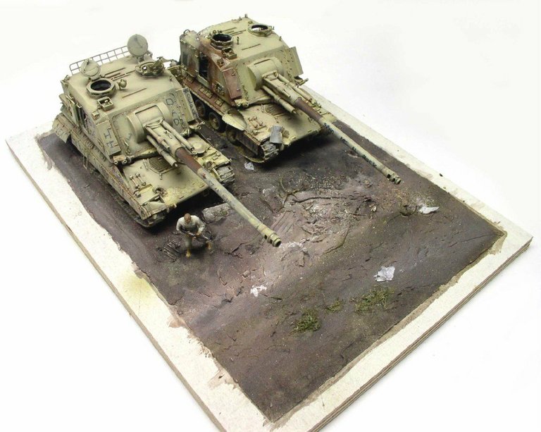 Diorama de deux maquettes d'automoteurs 155 AUF1 GCT sur terrain boueux avec figurine