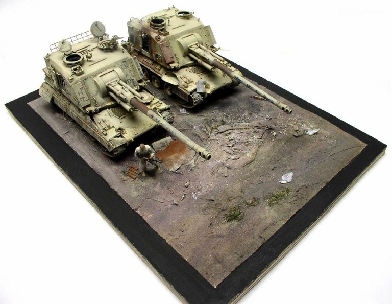 Diorama de deux maquettes d'automoteurs 155 AUF1 GCT sur terrain accidenté avec figurine