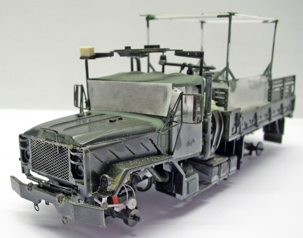 Maquette du camion militaire M923 Big Foot avec cabine masquée avant peinture, vue avant gauche