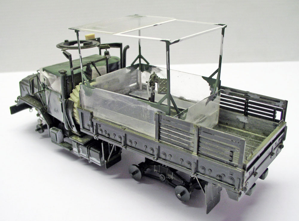 Maquette du camion militaire M923 Big Foot en construction, vue arrière trois quarts montrant la benne
