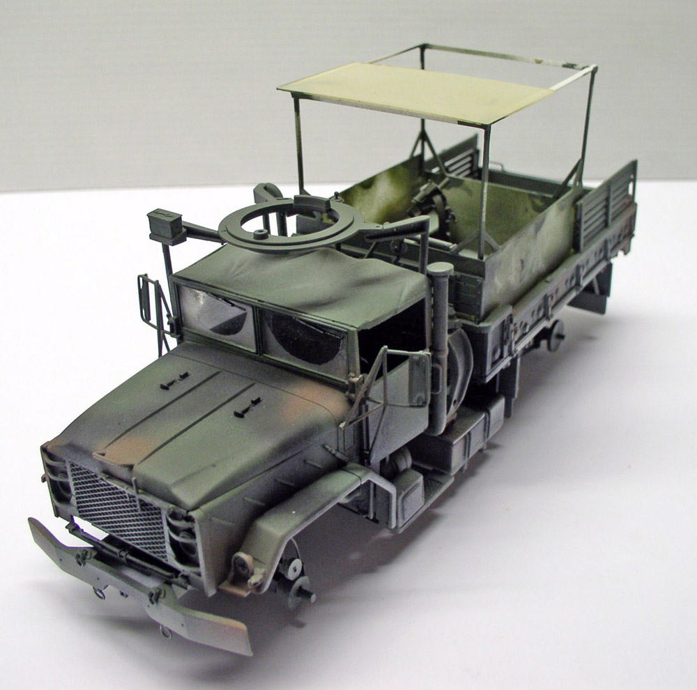 Maquette du camion militaire M923 Big Foot camouflé vert avec anneau de tourelle et plateau