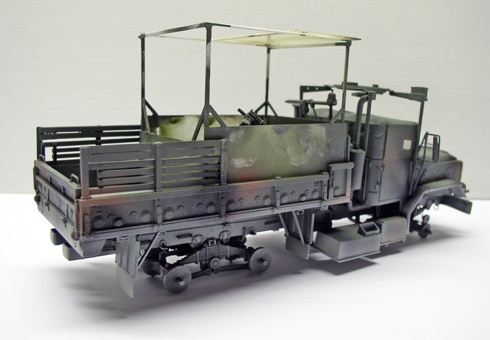 Maquette du camion militaire M923 Big Foot peinte en gris, sans roues, vue de trois quarts