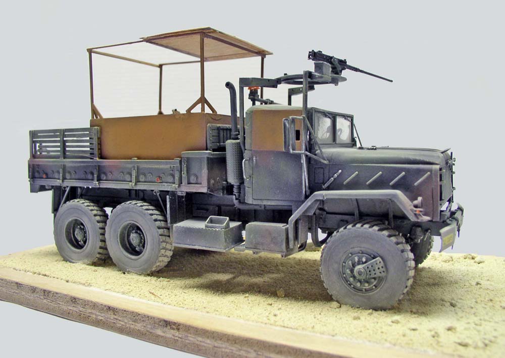Maquette du camion militaire M923 Big Foot armé d'une mitrailleuse sur diorama de sable