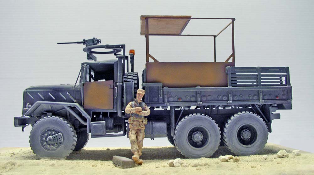 Maquette du camion militaire M923 Big Foot avec mitrailleuse et figurine de soldat sur diorama désertique