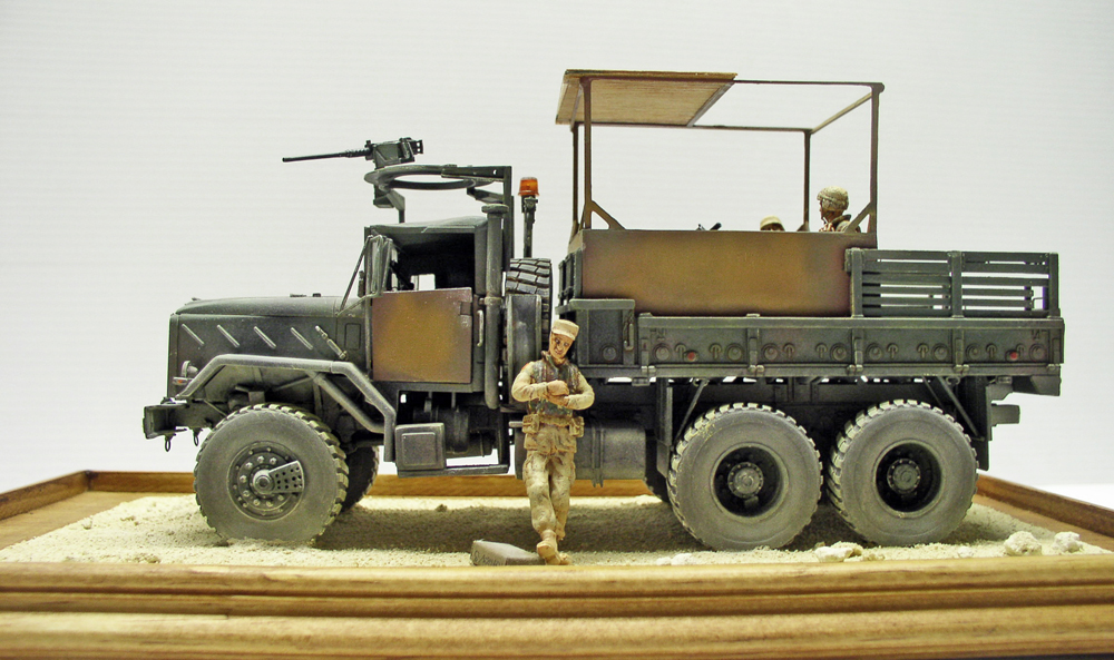 Maquette du camion militaire M923 Big Foot avec mitrailleuse et figurines de soldats sur diorama désertique