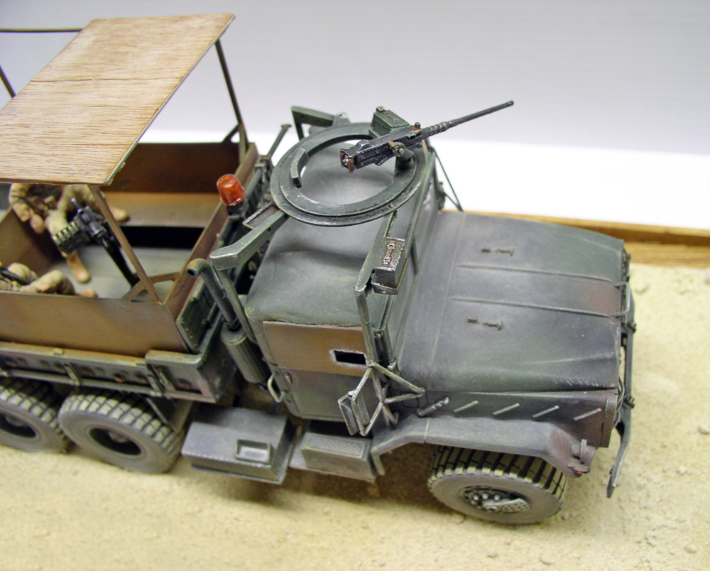 Maquette du camion blindé M923 Big Foot avec mitrailleuse sur tourelle et figurine de soldat