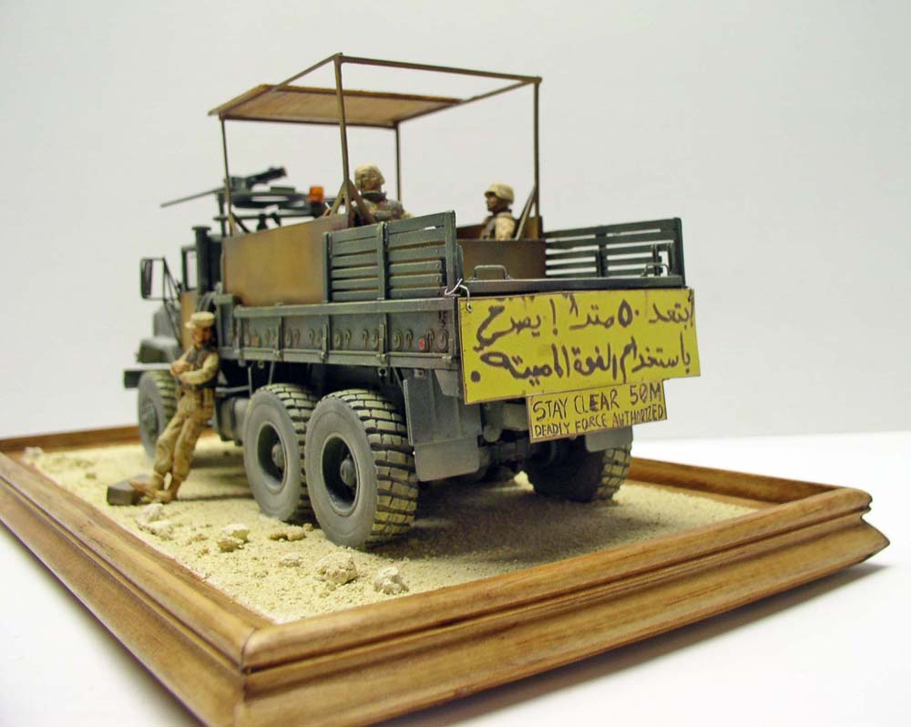 Maquette du camion militaire M923 Big Foot vu de l'arrière avec figurines sur diorama désertique