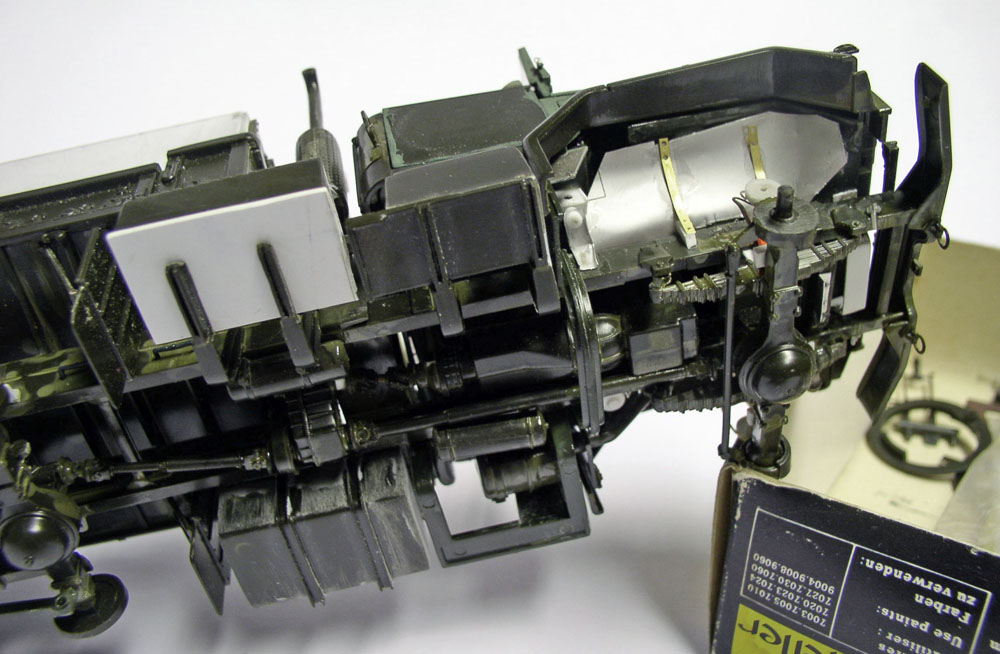 Châssis assemblé de la maquette M923 Big Foot montrant moteur et essieux avant peinture