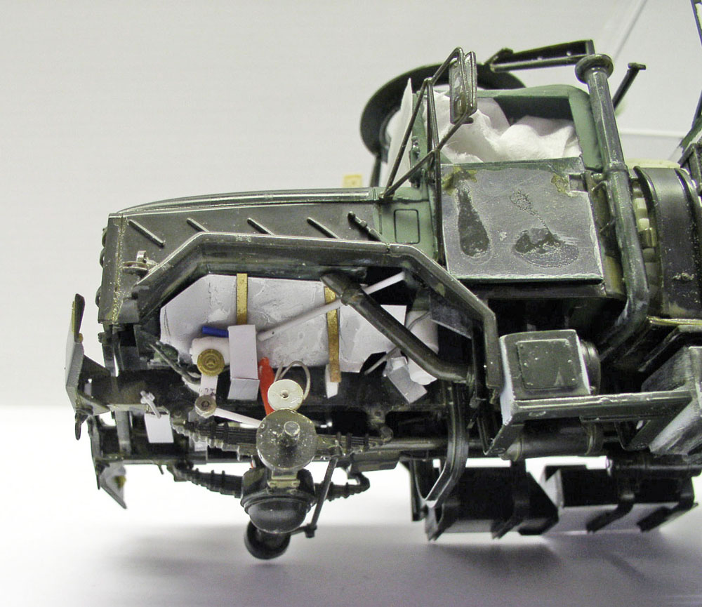 Maquette du camion militaire M923 Big Foot vue de face avec châssis et moteur détaillés