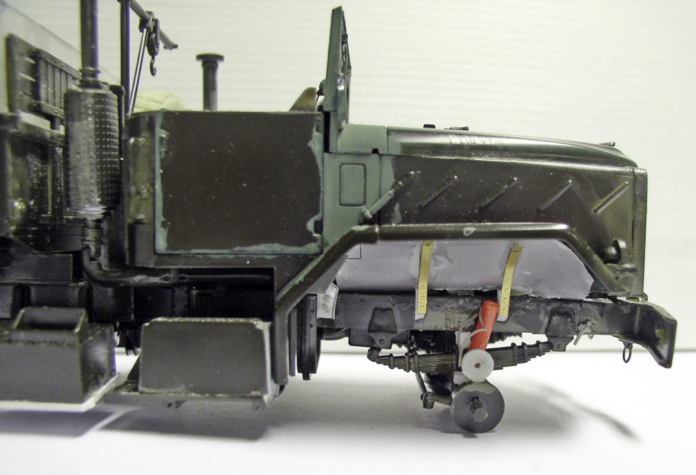 Détail de la maquette M923 Big Foot montrant la cabine et la suspension avant