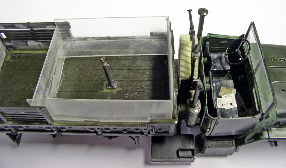 Vue de dessus de la maquette du camion militaire M923 Big Foot, benne et cabine ouverte