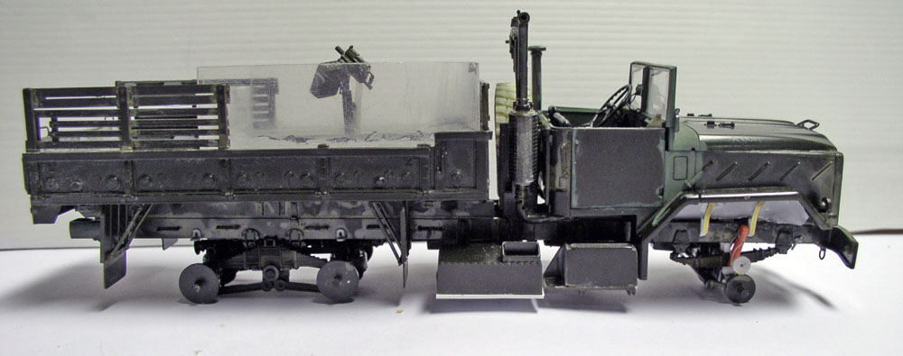 Maquette du camion militaire M923 Big Foot vue de profil, châssis et plateau en cours d'assemblage