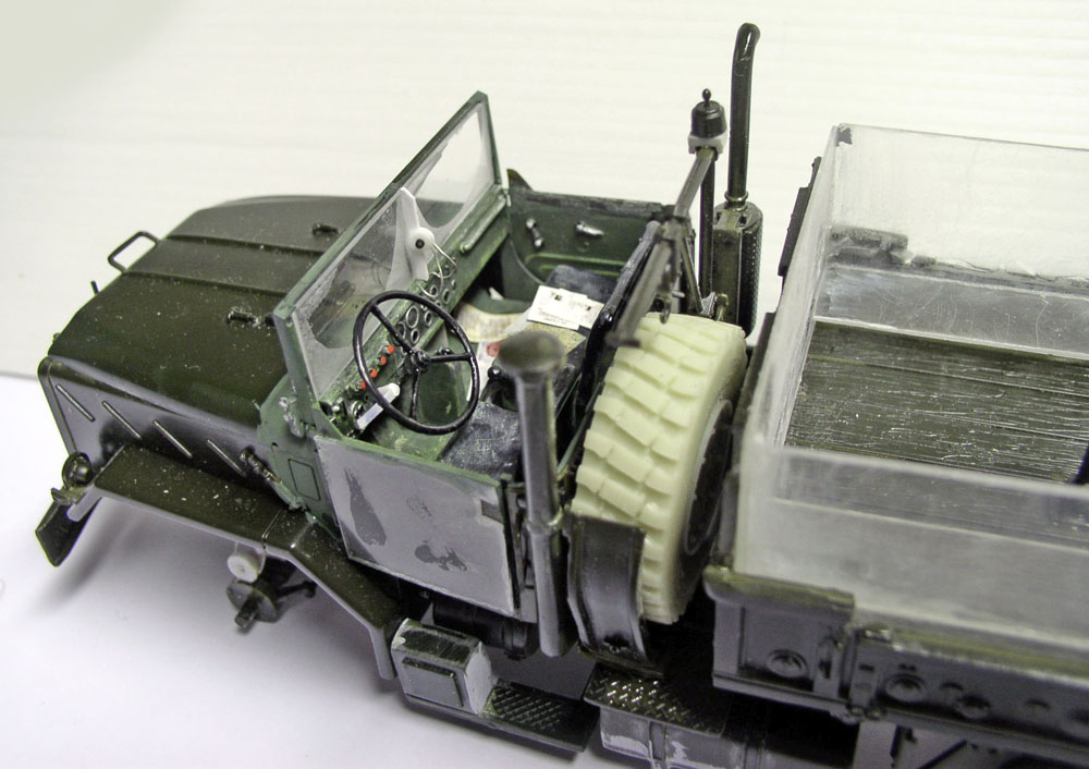 Maquette du camion M923 Big Foot vue sur la cabine ouverte, le volant et la roue de secours