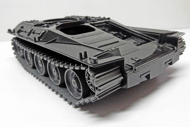 Châssis monté du char A.S. Python 2085 avec chenilles et roues, sans tourelle, sur fond blanc