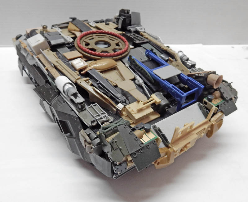 Maquette de char A.S. Python 2085 couverte de pièces détachées beige, grises et bleues collées