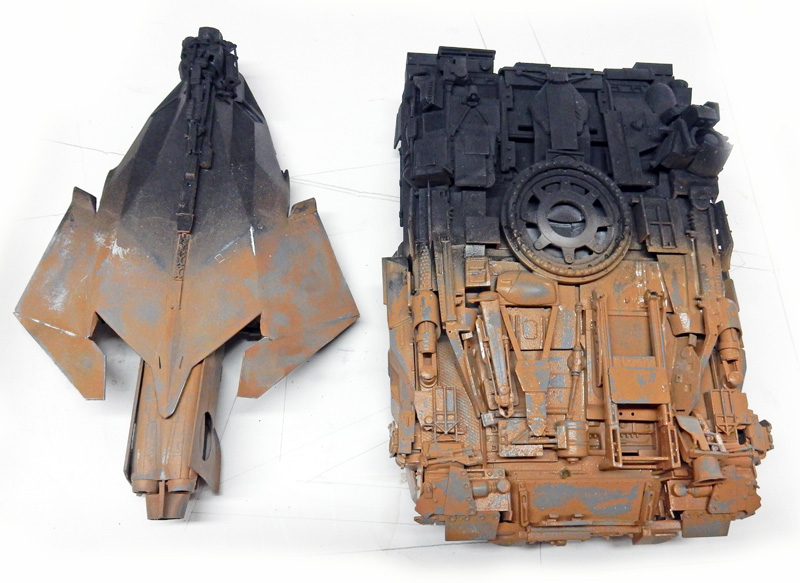 Deux pièces de maquette peintes en dégradé noir et rouille avant assemblage