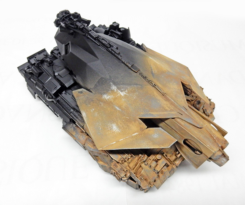Maquette du véhicule chenillé A.S. Python 2085 noir avec blindage frontal rouillé vu de trois quarts