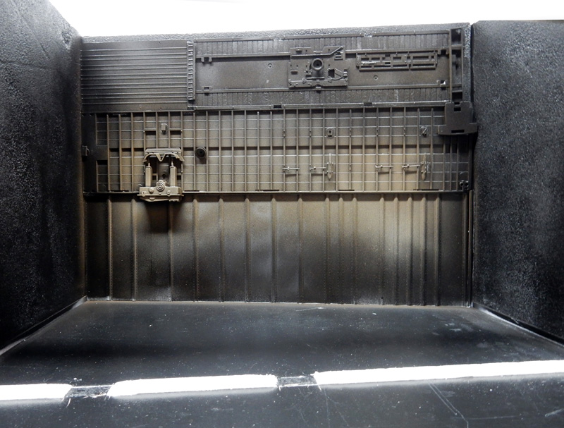 Intérieur de maquette peint en noir montrant les détails du compartiment moteur et des cloisons