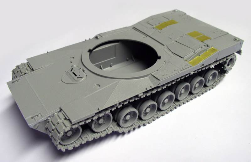 Châssis monté de la maquette Abrams M1 A1 sans tourelle montrant chenilles et roues