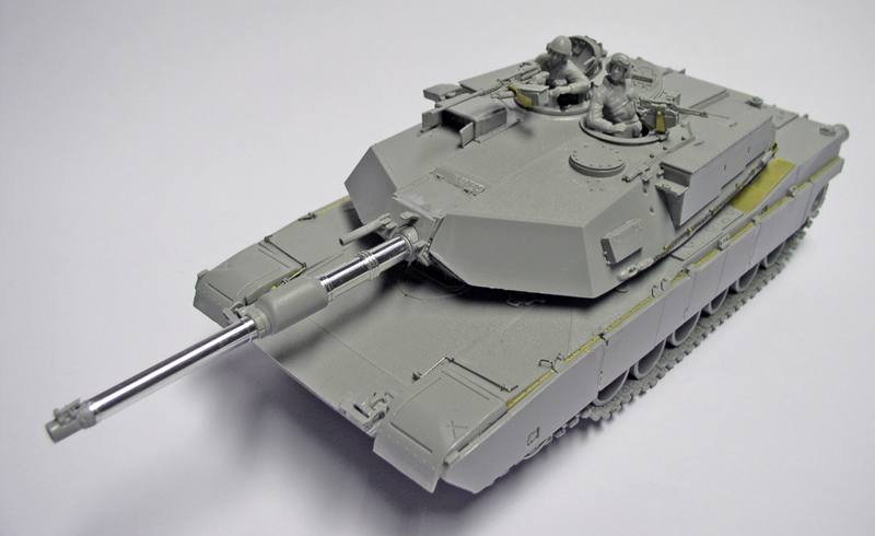 Maquette du char Abrams M1 A1 gris avec deux figurines d'équipage et canon métallique