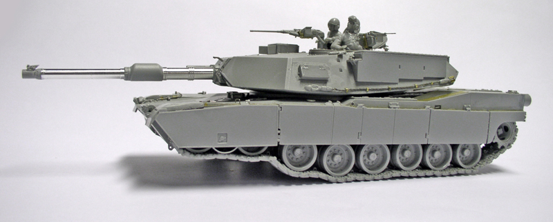 Maquette du char Abrams M1 A1 vue de profil avec figurines de l'équipage et canon