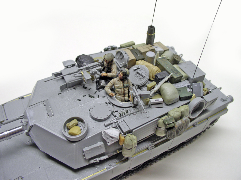 Maquette de char Abrams M1 A1 avec deux figurines d'équipage et équipement chargé sur la tourelle