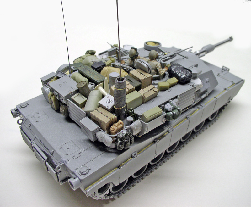 Maquette de char Abrams M1 A1 gris avec équipements arrimés sur le moteur et antennes