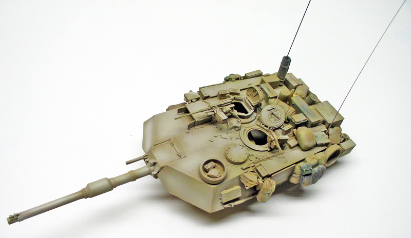 Tourelle de maquette de char Abrams M1 A1 sable avec antennes, équipements et trappe ouverte