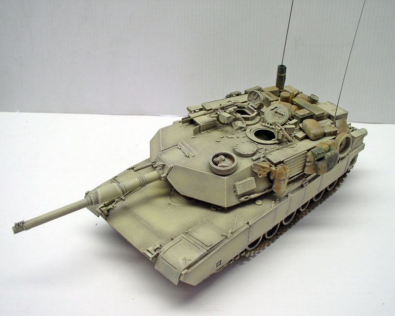 Maquette du char Abrams M1 A1 sable terminée vue de trois quarts avant