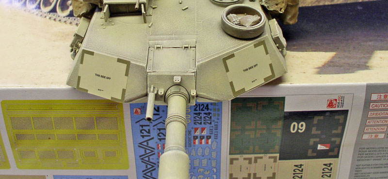 Maquette de tourelle d'Abrams M1 A1 avec canon, posée sur planche de décalcomanies et photodécoupe