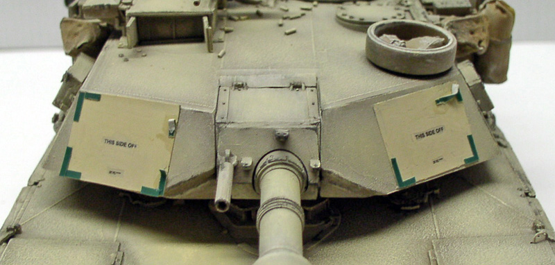 Maquette de char Abrams M1 A1 vue de face avec tourelle et canon