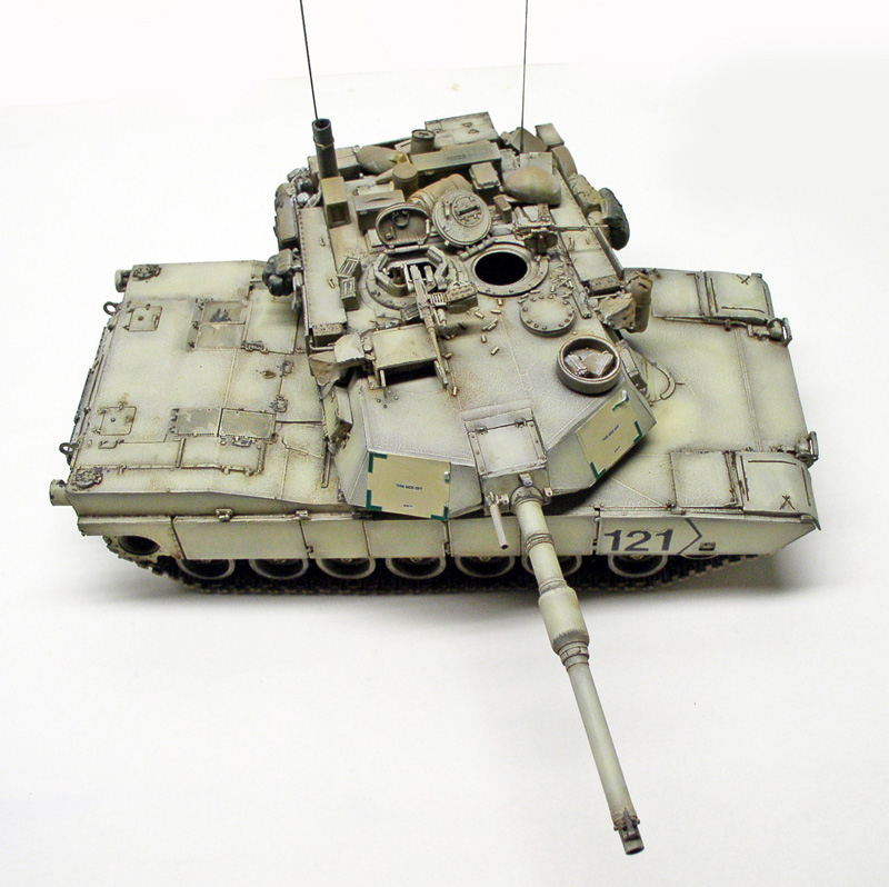 Maquette de char Abrams M1 A1 numéro 121 en livrée sable, vue de face