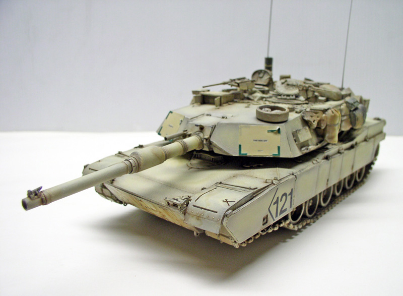 Maquette de char Abrams M1 A1 en livrée sable, vue de trois quarts avant