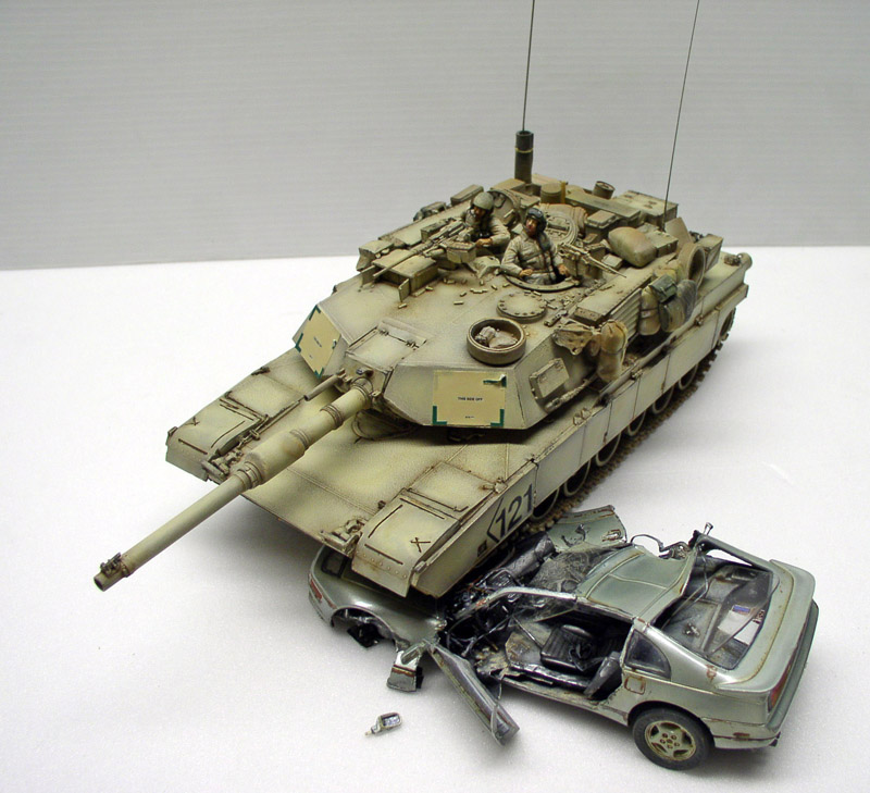 Maquette de char Abrams M1 A1 sable écrasant une voiture civile avec deux figurines d'équipage