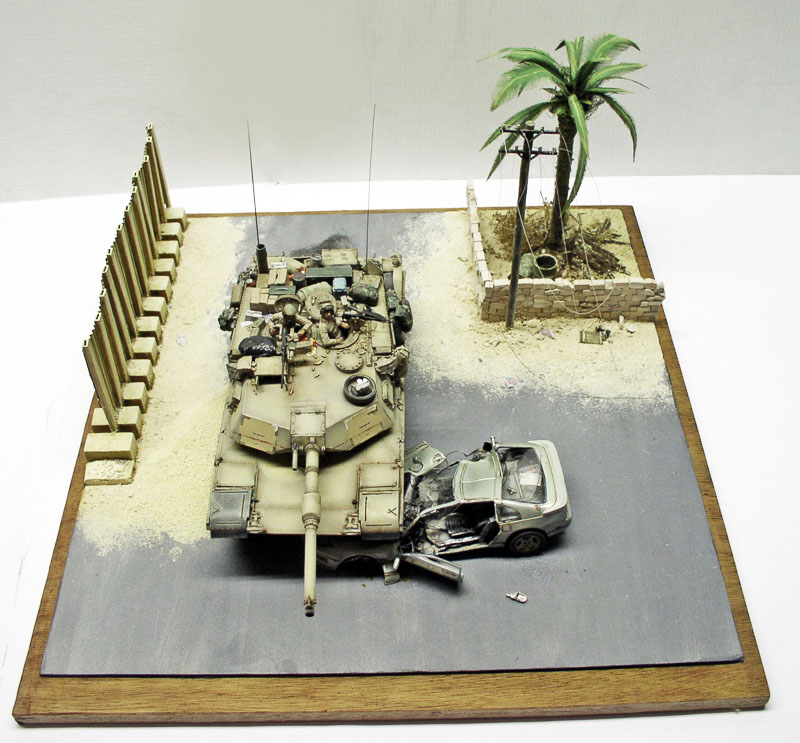 Diorama maquette du char Abrams M1 A1 écrasant une voiture dans une rue désertique avec palmier