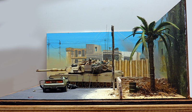 Diorama urbain irakien avec Abrams M1A1, épave de voiture, palmier et fond peint
