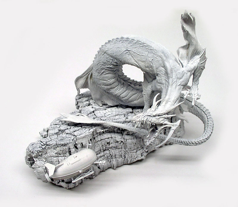 Maquette non peinte d'un dragon marin sur rocher menaçant un sous-marin miniature