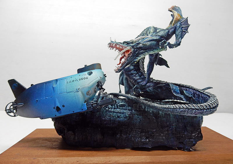 Maquette de sous-marin Shinkai 6500 affronté à une créature marine type dragon abyssal