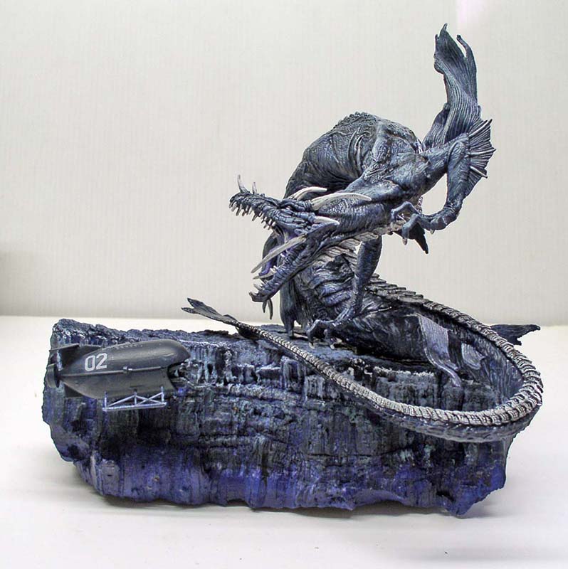 Diorama d'une créature marine monstrueuse menaçant un sous-marin numéro 02 sur falaise abyssale