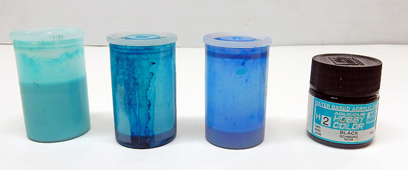 Quatre pots de peinture acrylique, dégradé de bleus turquoise et un pot noir Hobby Color