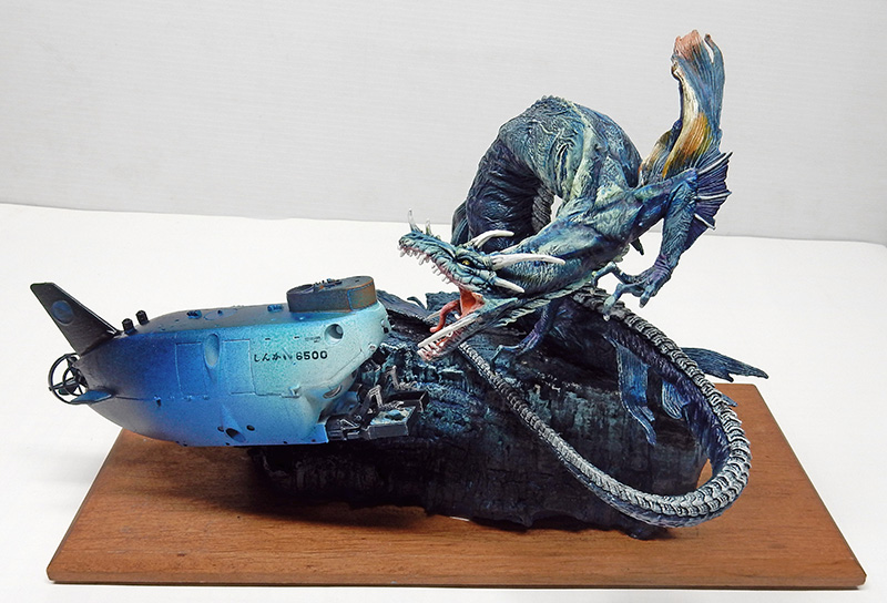Diorama d'un sous-marin bleu Shinkai 6500 attaqué par une créature marine sur socle bois