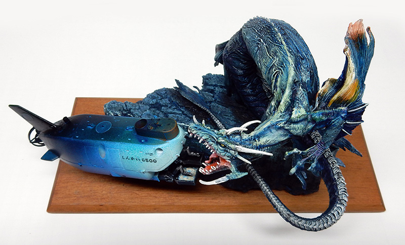 Maquette de sous-marin Shinkai 6500 attaqué par une créature abyssale bleue gueule ouverte