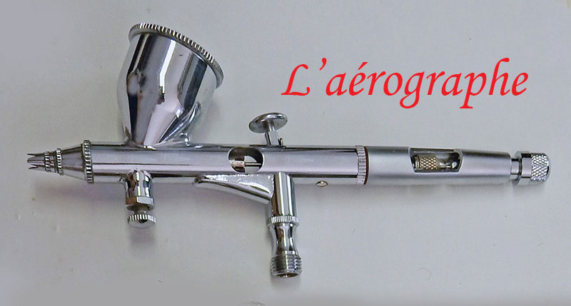 Aérographe chromé à double action avec godet de peinture vu de côté