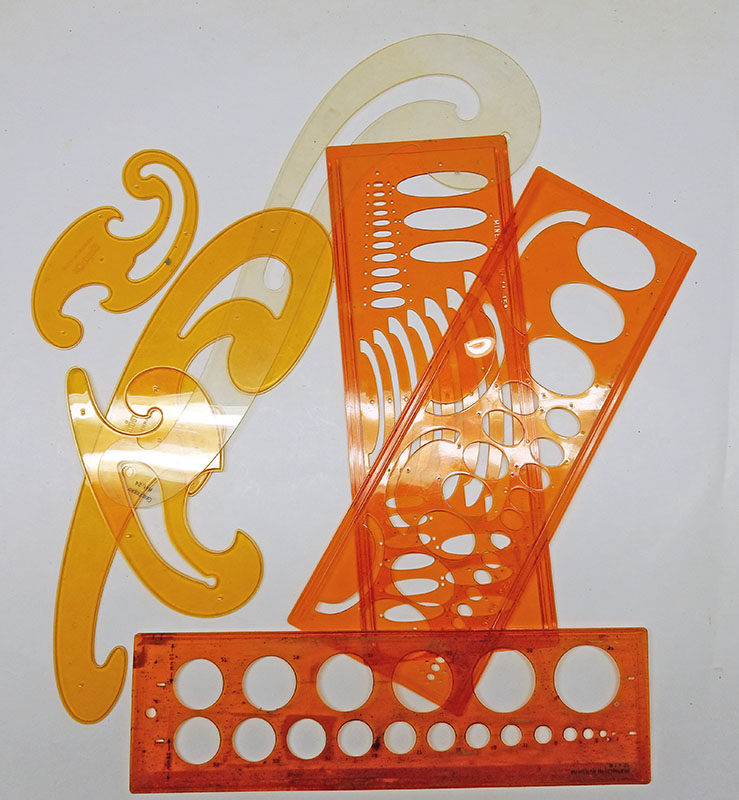 Pochoirs et trace-cercles orange en plastique pour réaliser des masques de peinture à l'aérographe