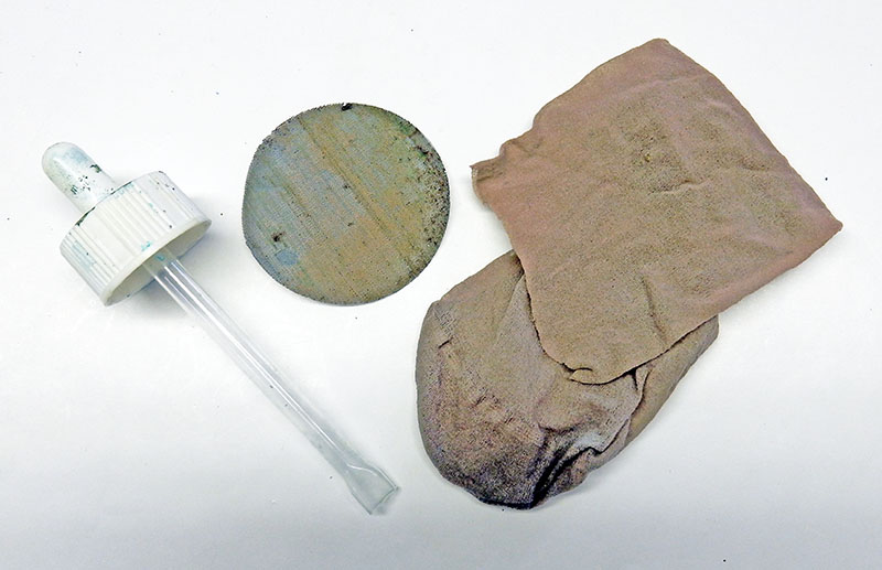 Pipette compte-gouttes, disque filtrant et morceau de bas nylon pour filtrer la peinture de l'aérographe
