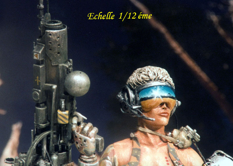 Figurine de soldate futuriste à l'échelle 1/12e tenant une grosse arme, peinte à l'aérographe