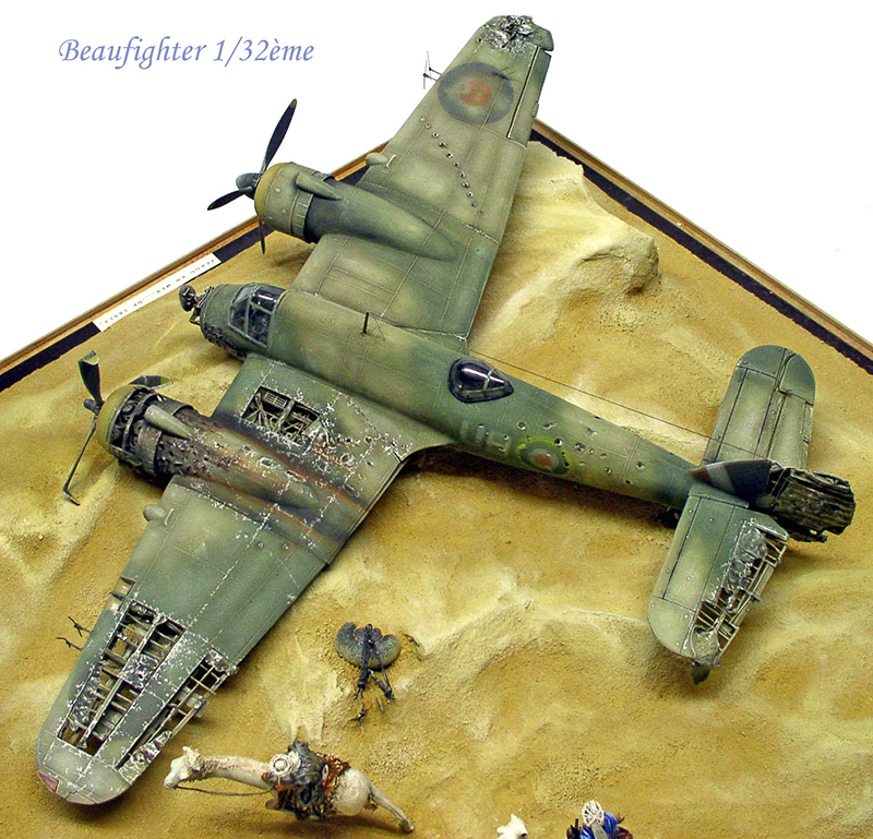 Maquette d'avion Beaufighter au 1/32 camouflé vert, posée sur un diorama désertique avec figurines