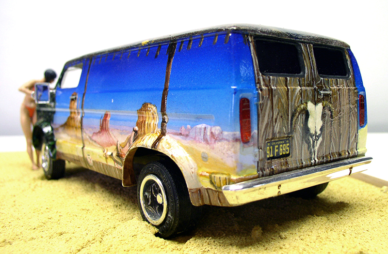 Diorama de van américain aérographé décor désertique, moto et figurine sur sable