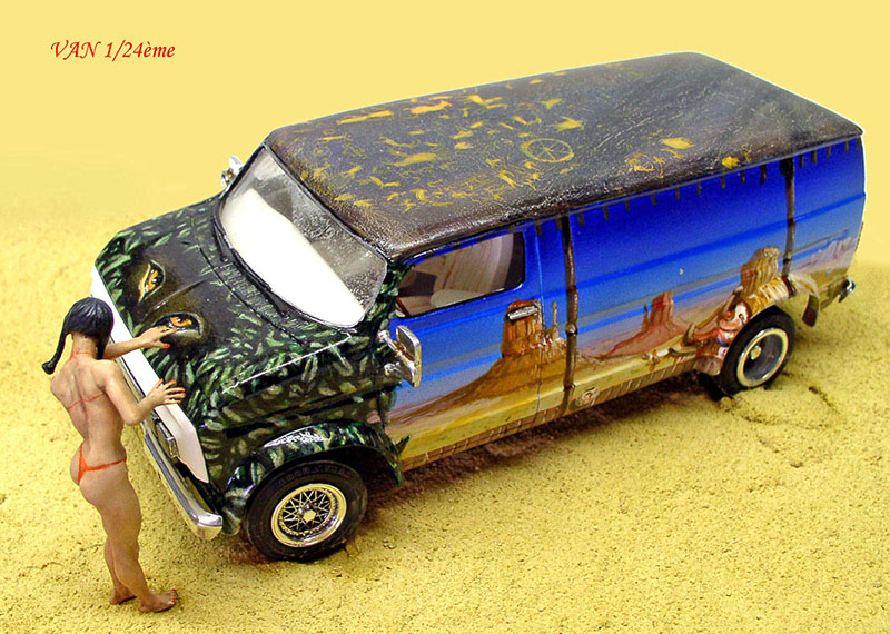 Maquette de van au 1/24 avec aérographie de paysage désertique et figurine féminine