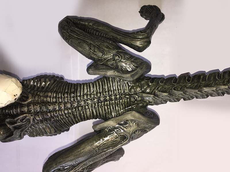 Maquette du xénomorphe Alien 3 vue de dos montrant le dos segmenté et la longue queue
